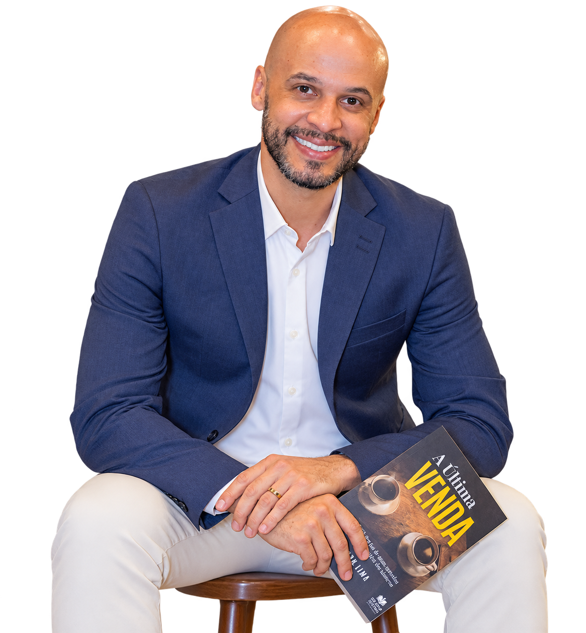 Allan Lima segurando o livro A Última Venda